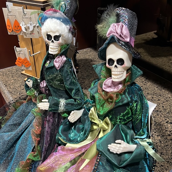 Christian Siriano Skeleton Dolls
Couple Halloween Mardi Gras Anytime Posable - Picture 11 of 11